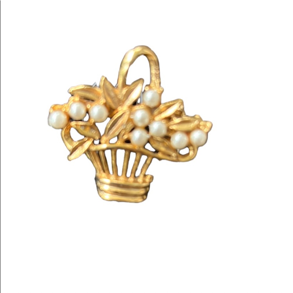 Vintage gold plated brooch, with pearls, very lovely